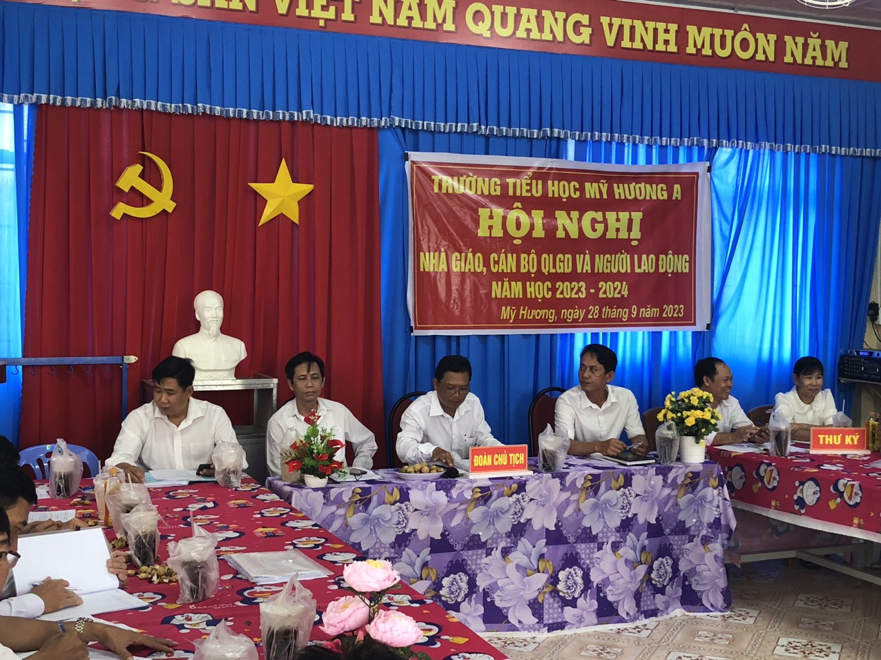 TRƯỜNG TH MỸ HƯƠNG A TỔ CHỨC "HỘI NGHỊ NHÀ GIÁO VÀ NGƯỜI LAO ĐỘNG " NĂM HỌC 2023-2024